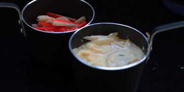 жюльен с крышечками из слоеного теста