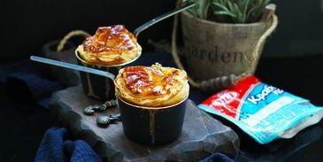 жюльен с крышечками из слоеного теста