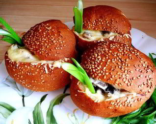 Жюльен с курицей и грибами в булочках