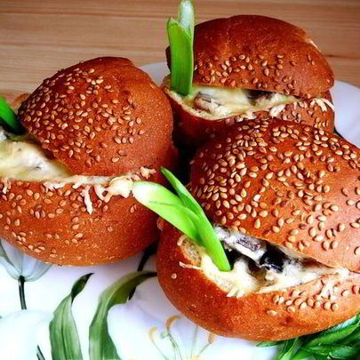 Жюльен с курицей и грибами в булочках