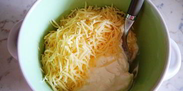 жюльен с курицей и грибами в булочках