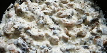 жюльен с курицей и грибами в булочках