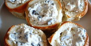 жюльен с курицей и грибами в булочках