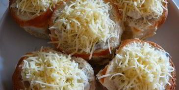 жюльен с курицей и грибами в булочках