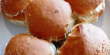 жюльен с курицей и грибами в булочках